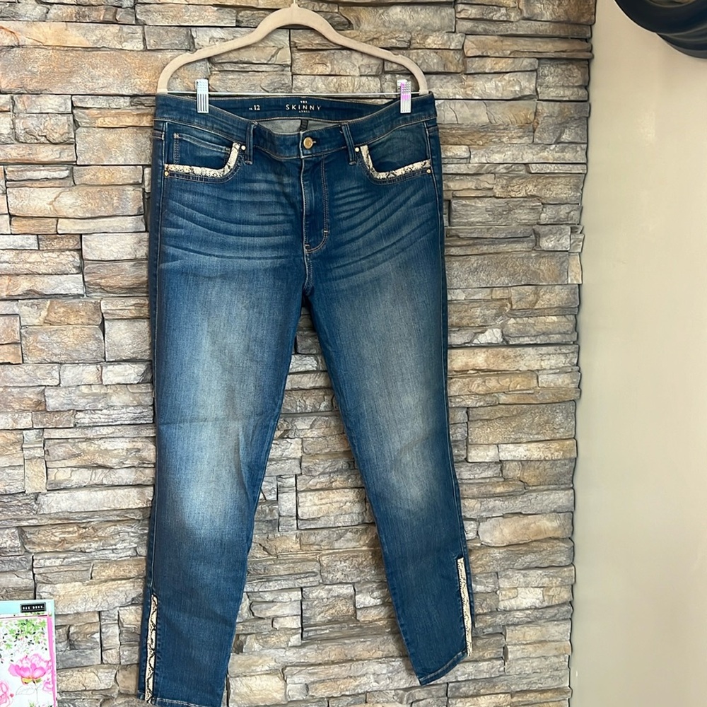 White House, black market light Wash, jean snake skin around pockets and ankle